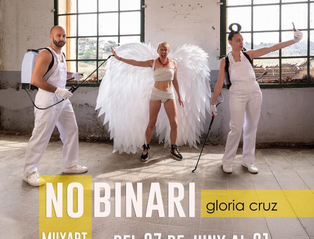 Visita comentada a l'exposició fotogràfica "No binari", de Glòria Cruz.